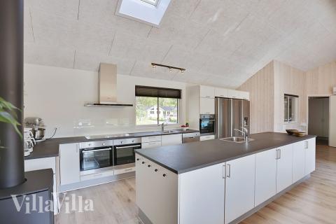 Køkkenet i luksushus nr. 369 er udstyrret, så I let kan lave mad til 20 personer.