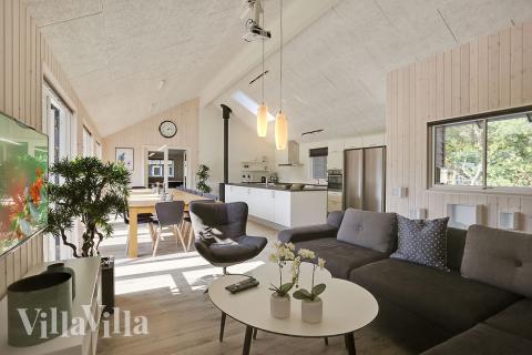 Det store lyse opholdrum i luksushus nr. 369 til 20.