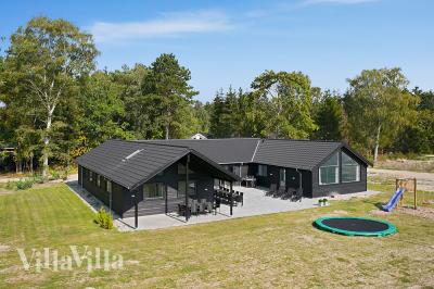 Skønt poolhus beliggende i Asserbo tæt ved Tisvildeleje og Liseleje i nærheden af dejlig badestrand og fyldt med aktiviteter og dermed de perfekte rammer om en hyggelig ferie uanset vejr og årstid.