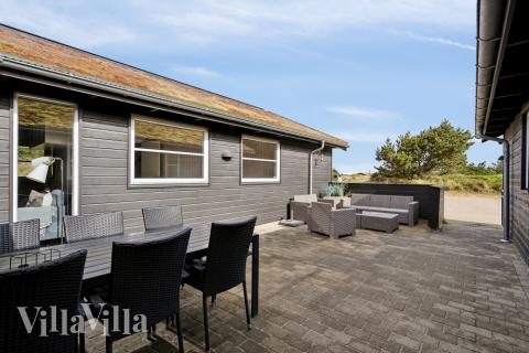 På terrassen i sommerhus nr. 371 er der plads til 21 personer.