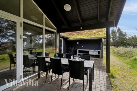 Nyd en grillaften på terrassen i luksushus nr. 371 i Vestjylland