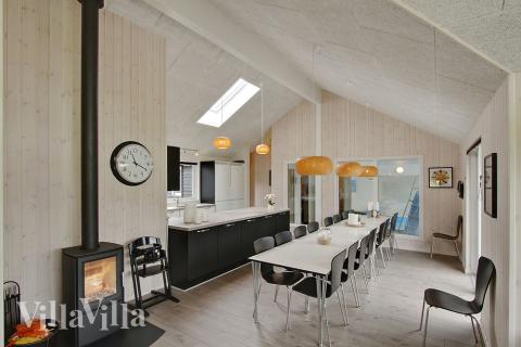 Det store lyse opholdrum i luksushus nr. 372 til 18.