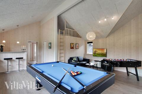 Ud over de mange timer, man kan bruge i husets pool-afdeling, så byder luksushus 372 også på billard/bordtennis og dart