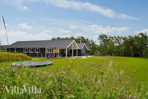 Skønt luksushus til 18 personer placeret i den populære ferieby, Blåvand på en flot naturgrund med træer kun 600 m. fra havet. 