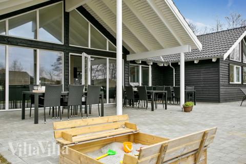 Nyd en grillaften på terrassen i luksushus nr. 372 i Vestjylland