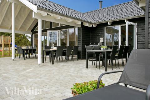 Luksushus nr. 372 har en dejlig terrasse med gode havemøbler til 18 personer.