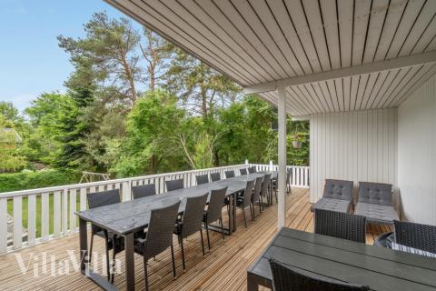 På terrassen i sommerhus nr. 373 er der plads til 20 personer.