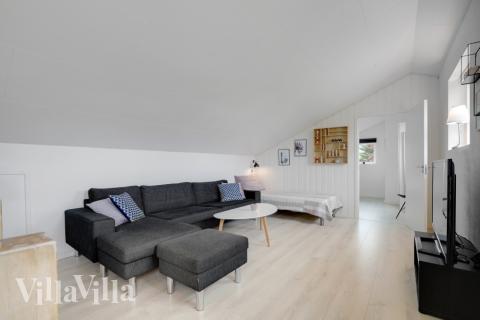 Sofaen i luksushus 373 i Limfjorden indbyder til brætspil eller at se en film sammen.