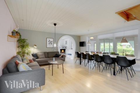 Det store lyse opholdrum i luksushus nr. 373 til 20.