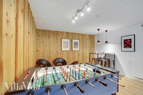 Dyst i sommerhusets aktivitetsrum, når I besøger luksushus nr. 373 i Limfjorden.