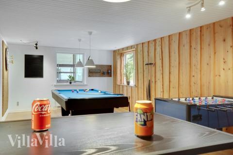 Aktivitetsrum i luksushus nr. 373 med 7 soveværelser og plads til 20 personer.