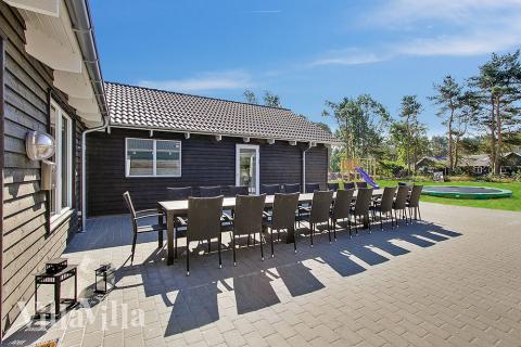 Luksushus nr. 374 har en dejlig terrasse med gode havemøbler til 22 personer.