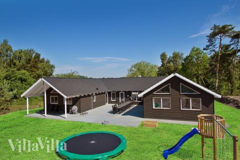 Tæt ved Dueodde finder I  dette store poolhus. Bornholm byder på børnevenlig sandstrand, spændende naturoplevelser, borgruinen Hammershus og hyggelige handelsbyer med gode muligheder for shopping og cafebesøg. 