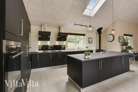 Køkkenet i luksushus nr. 376 er udstyrret, så I let kan lave mad til 22 personer.