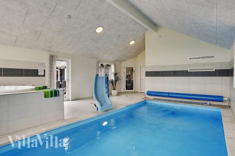 Sommerhus 376 er indrettet med en lækker poolafdeling med vandrutsjebane, dejlig stor indbygget spabad og sauna
