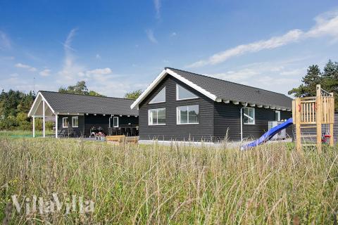 Velkommen til dette skønne luksussommerhus i Nordsjælland beliggende i skøn natur og tæt ved børnevenlig badestrand ved Vejby Strand.