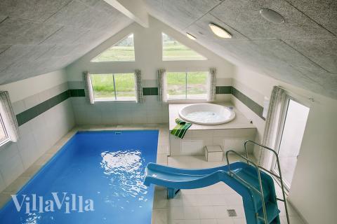 Den lækre pool i luksushuse nr. 376 til 22 personer