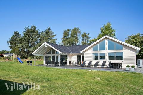 Luksushus nr. 379 har en dejlig terrasse med gode havemøbler til 18 personer.