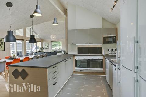 Køkkenet i luksushus nr. 379 er udstyrret, så I let kan lave mad til 18 personer.