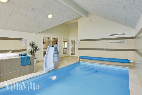 Sommerhus 379 er indrettet med en lækker poolafdeling med vandrutsjebane, dejlig stor indbygget spabad og sauna