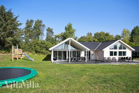 Skønt poolhus beliggende mellem Rågeleje og Tisvildeleje med masser af aktivitetsmuligheder.