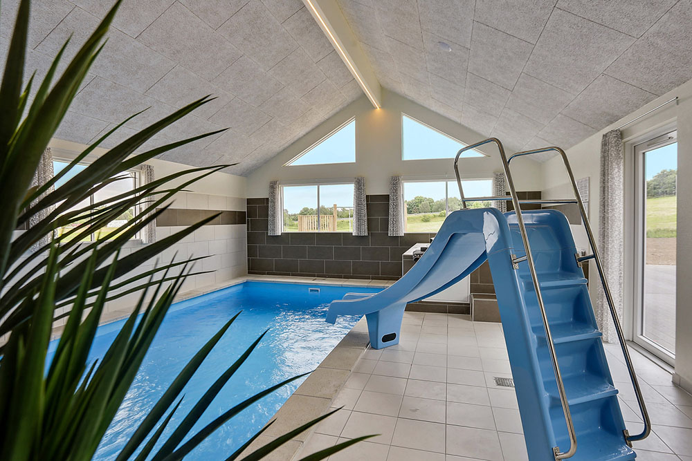 Sommerhus 375 er indrettet med en lækker poolafdeling med vandrutsjebane, dejlig stor indbygget spabad og sauna