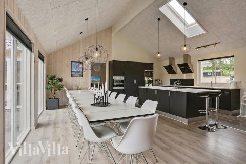 Det store lyse opholdrum i luksushus nr. 375 til 24.