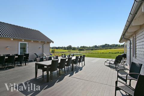 Luksushus nr. 375 har en dejlig terrasse med gode havemøbler til 24 personer.