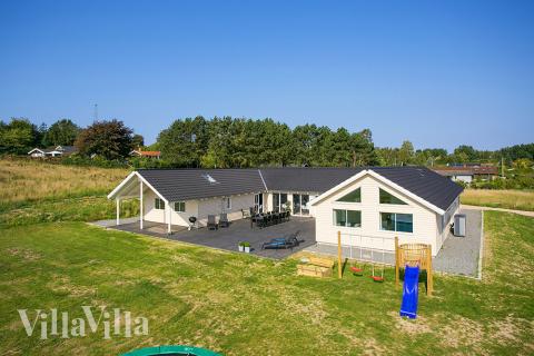 I poolhuset med plads til 24 personer og stort aktivitetsrum kan familie og venner sammen holde en dejlig ferie og nyde husets faciliteter