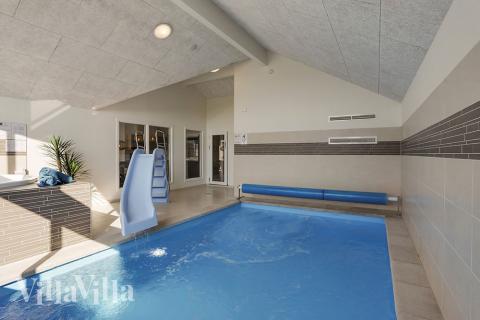 Sommerhus 377 er indrettet med en lækker poolafdeling med vandrutsjebane, dejlig stor indbygget spabad og sauna