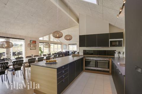 Køkkenet i luksushus nr. 377 er udstyrret, så I let kan lave mad til 18 personer.