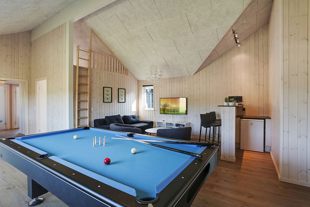 Ud over de mange timer, man kan bruge i husets pool-afdeling, så byder luksushus 377 også på billard/bordtennis og dart