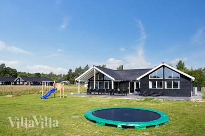 Dette skønne poolhus er beliggende 1000 meter fra Vejby Strand og kun få kilometer fra den hyggelige strandpromenade, de gode cafeer og restauranter og den børnevenlige badestrand i Rågeleje. 