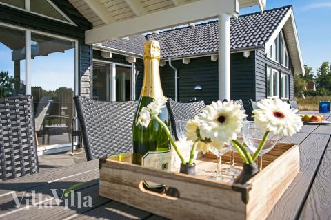 Luksushus nr. 377 har en dejlig terrasse med gode havemøbler til 18 personer.