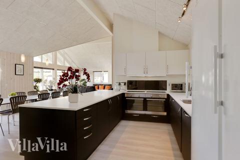 Køkkenet i luksushus nr. 378 er udstyrret, så I let kan lave mad til 18 personer.