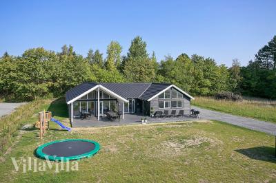 Dette poolhus til 18 personer med masser af aktiviteter i Vejby \r\ner med sin beliggenhed nær skov og strand i Nordsjælland det perfekte udgangspunkt for en spændende ferie.\r\n