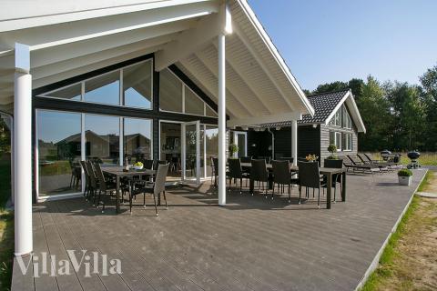 Luksushus nr. 378 har en dejlig terrasse med gode havemøbler til 18 personer.