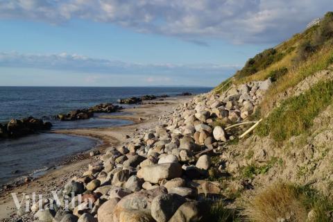 Stranden nær luksushus nr. 378 i Nordsjælland indbyder til en gåtur.