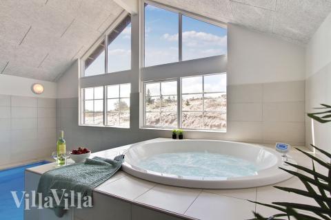 Nyd varmen i spaen i luksushus nr. 383 i Vestjylland