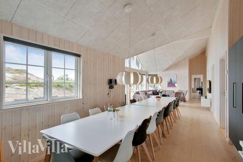 I kan sagtens side 18 personer sammen i sommerhusets opholdsrum, når I besøger luksushus 383 i Vestjylland.