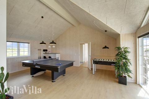 Aktivitetsrum i luksushus nr. 383 med 7 soveværelser og plads til 18 personer.