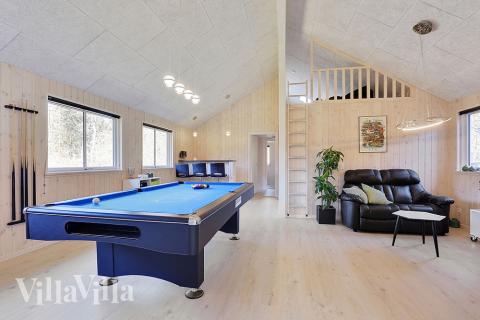 Ud over de mange timer, man kan bruge i husets pool-afdeling, så byder luksushus 384 også på billard/bordtennis og dart