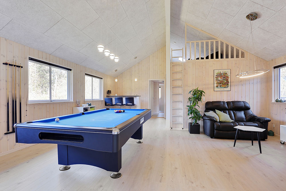 Ud over de mange timer, man kan bruge i husets pool-afdeling, så byder luksushus 384 også på billard/bordtennis og dart