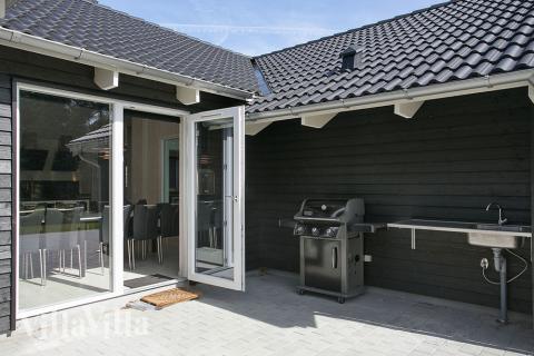 Luksushus nr. 384 har en dejlig terrasse med gode havemøbler til 20 personer.