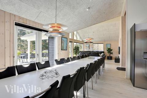 Det store lyse opholdrum i luksushus nr. 384 til 20.