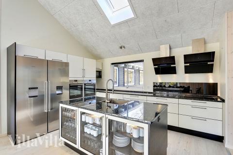 Køkkenet i luksushus nr. 384 er udstyrret, så I let kan lave mad til 20 personer.