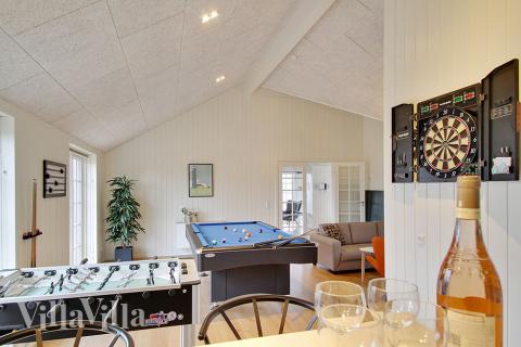 Dyst i sommerhusets aktivitetsrum, når I besøger luksushus nr. 386 i Østjylland.