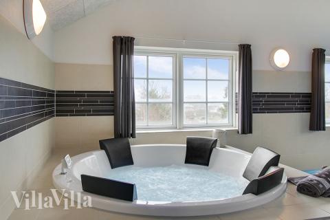 Nyd varmen i spaen i luksushus nr. 386 i Østjylland