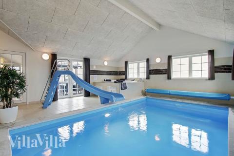 Sommerhus 386 er indrettet med en lækker poolafdeling med vandrutsjebane, dejlig stor indbygget spabad og sauna