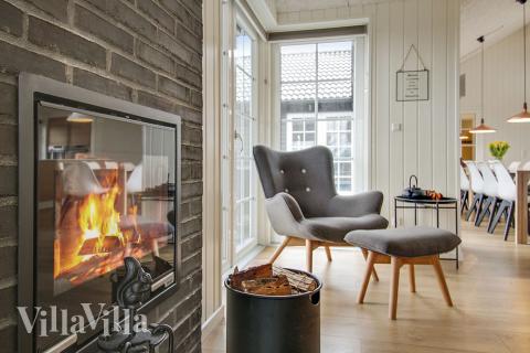 I kan sagtens side 18 personer sammen i sommerhusets opholdsrum, når I besøger luksushus 386 i Østjylland.